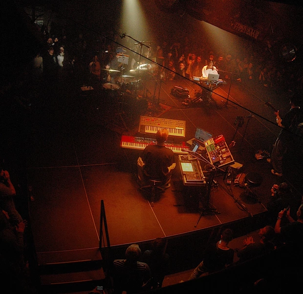 «Мій ідеальний день – сьогодні»: Hyphen Dash представили дебютник Late на Кирилівській. Як це було — Репортаж. The Village Україна