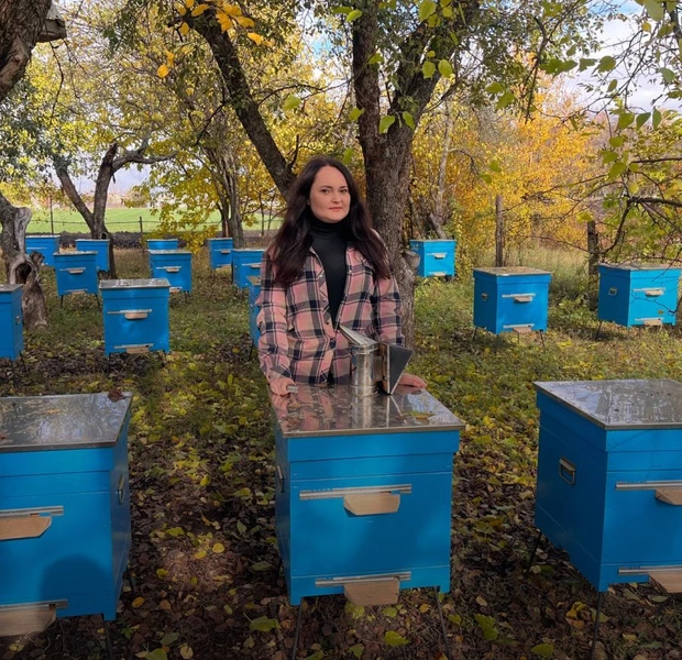 «Пасіка знищена, а на території досі тривають бойові дії». Як жінки-пасічниці будують бізнес в умовах війни — Як це працює. The Village Україна