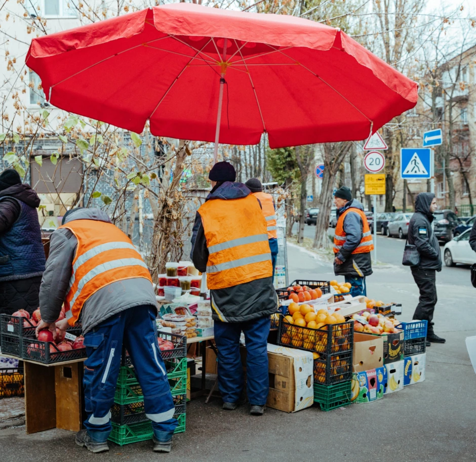 Стихійну торгівлю прибирають, але за день вона виростає знову. Історія одного демонтажу й інспектора