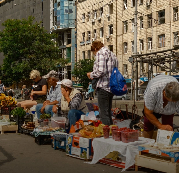 «Мені подобається робити непомітне помітним». Вікторія Говорущенко знімає Київ, який живе попри війну — Камера спостереження. The Village Україна