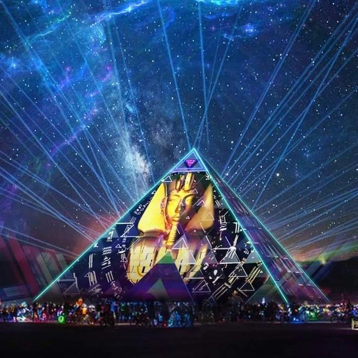 Digital Culture: навіщо на Burning Man 30-метрова піраміда з українським медіаартом