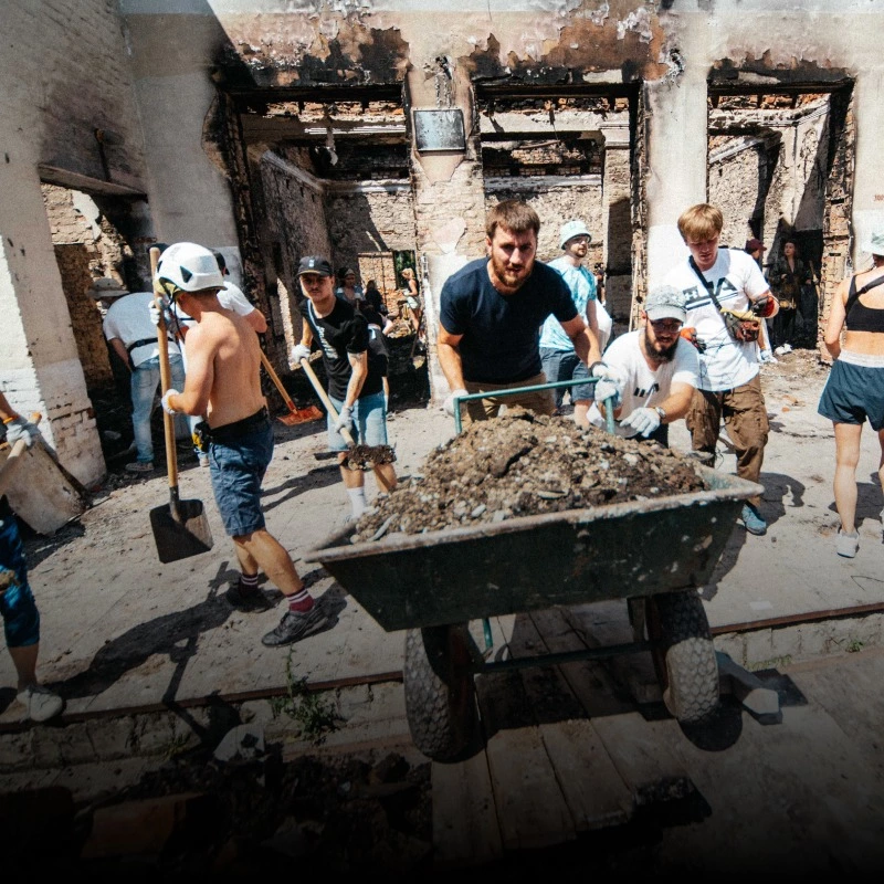 Як Repair Together відбудовує села Чернігівщини, змінюючи стереотипи про рейверів і київську молодь