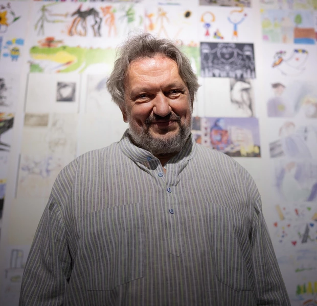 Влад Троїцький ставить «вистави-протести проти дурості». Як це створює «антидот» до російських ІПСО — Як це працює. The Village Україна