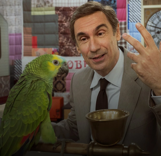 Що обʼєднує культове телешоу Італії, папуг і мафію? Режисер Марко Беллокйо – про серіал «Портобелло» — Серіали. The Village Україна