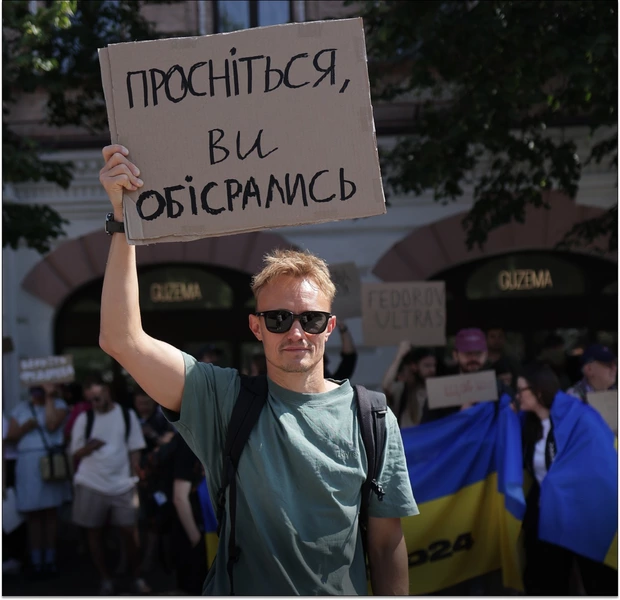 «Я бачу вас не цікавить війна»: фоторепортаж з мітингу проти відставки Михайла Федорова — Фоторепортаж. The Village Україна