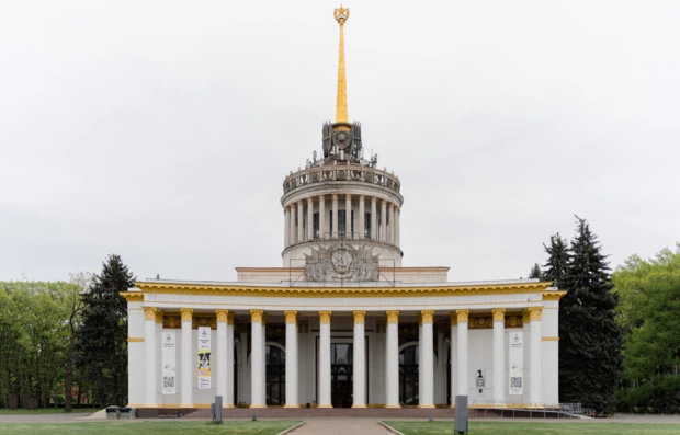 Чи перейменують ВДНГ і що робити з комуністичною символікою, якщо вона під захистом закону — Громадський простір. The Village Україна