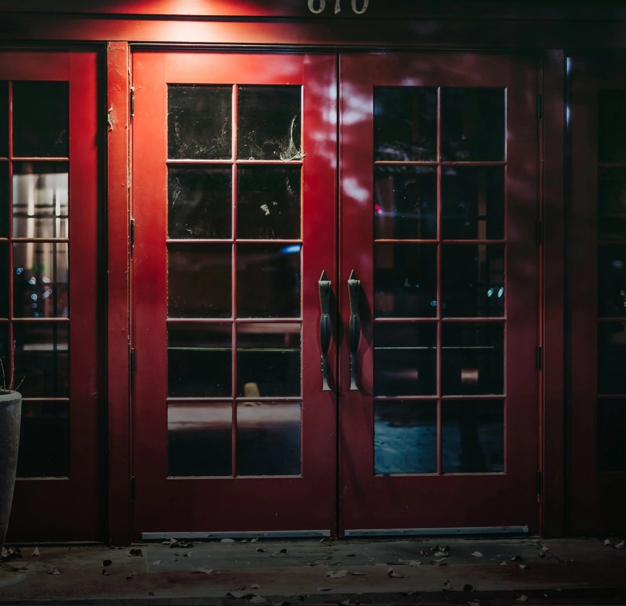 Вивіска не ліхтар: як київські заклади опинилися в юридичній пастці через світло