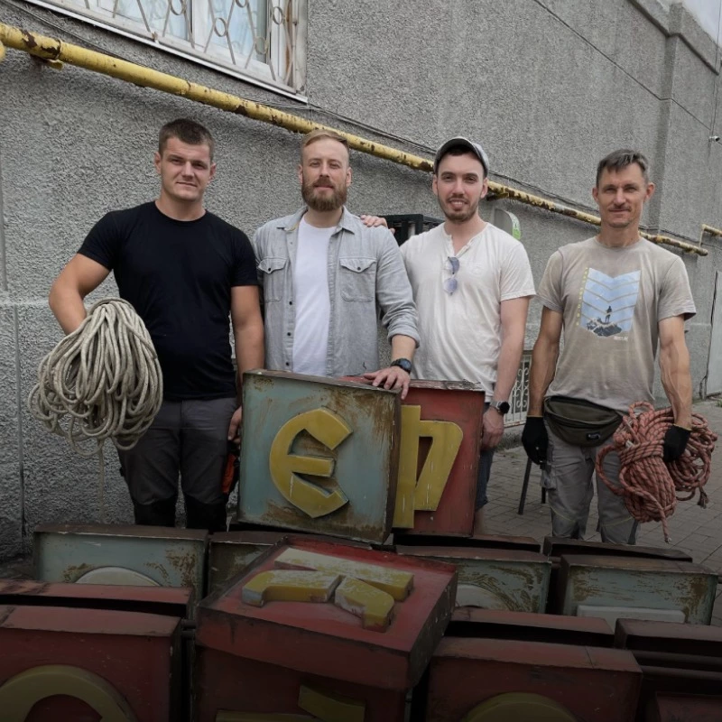 Ми вирішили оновлювати історичні вивіски в Києві. Навіщо маріуполець організував рух «Має значення»