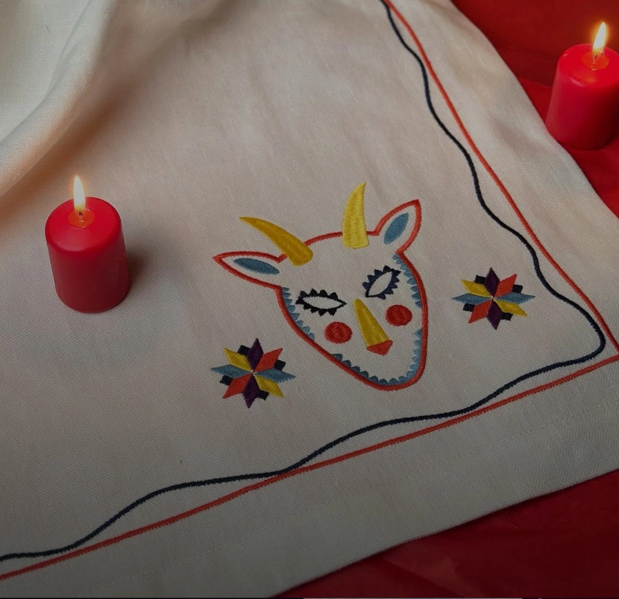 Декор до Різдва й Нового року: гірлянди на батарейках, ялинкові прикраси, дідухи й зірки