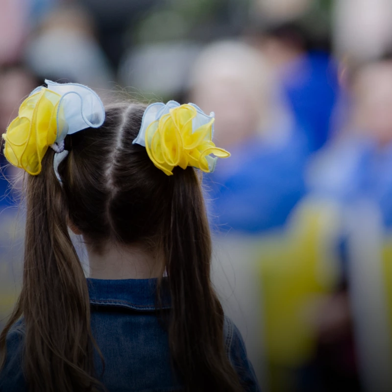 128 пар дитячого взуття: українці Каліфорнії влаштували перформанс для привернення уваги до війни