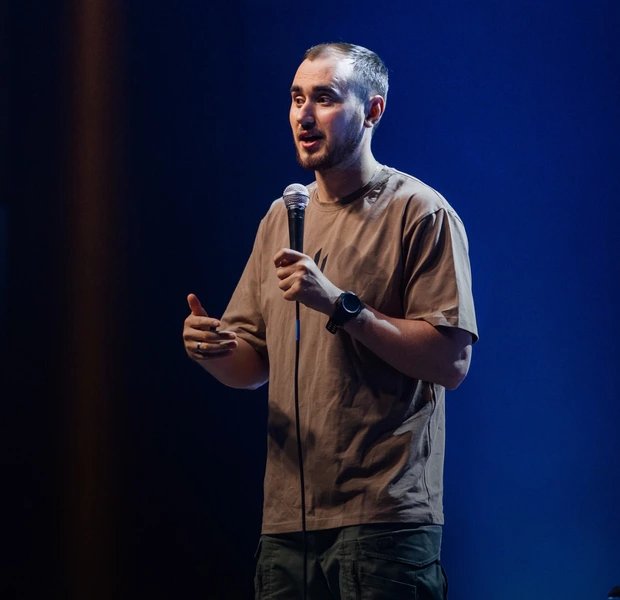 Сергій Ліпко – про воєнний стендап, гумор на курилці й лагідну мілітаризацію — Стендап. The Village Україна