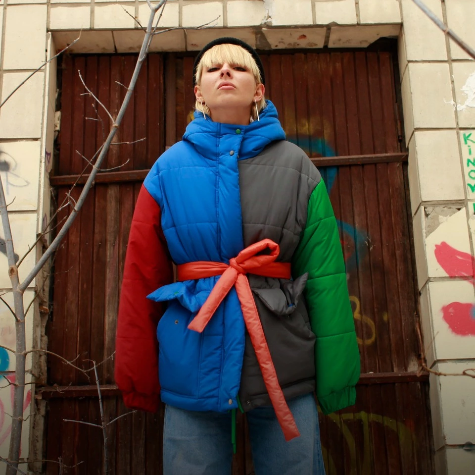 Яскравий пуховик Who is it?