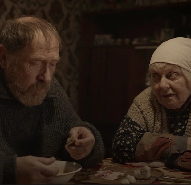 Як бестселер Андрія Куркова «Сірі бджоли» перетворили на камерний фільм про війну — Кіно. The Village Україна