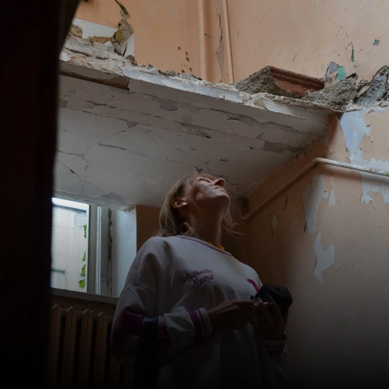 Рік тому будинок на Жилянській постраждав від дрона РФ. Що з ним зараз – показуємо зсередини
