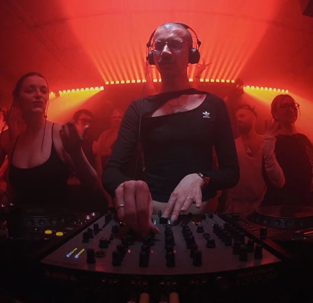 Безплатний перегляд «Буґонії» (якщо поголите голову) й вечірка у Brukxt: куди піти на вихідних — Плани на вихідні. The Village Україна