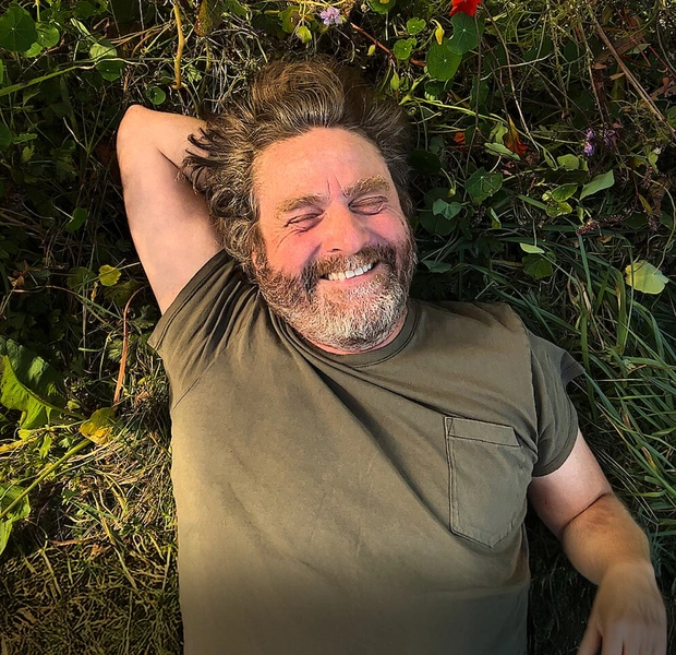 Зак Ґаліфіанакіс згадує Юлію Тимошенко і заземляється на Netflix – «Це шоу про садівництво» — Серіали. The Village Україна