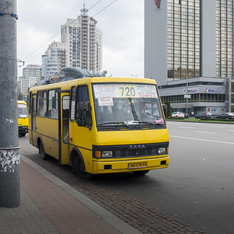 Київ уже п’ять років намагається впровадити безготівкову оплату в маршрутках. Чому це не вдається
