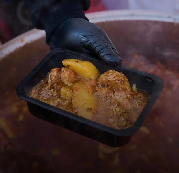 Перші 15 хвилин після вибуху: хто привозить гарячу їжу на місця влучань у Києві — Є питання. The Village Україна