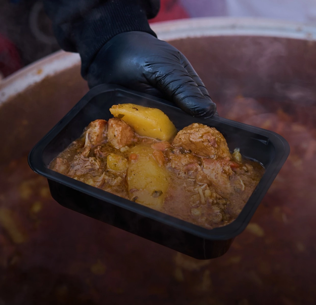 Перші 15 хвилин після вибуху: хто привозить гарячу їжу на місця влучань у Києві