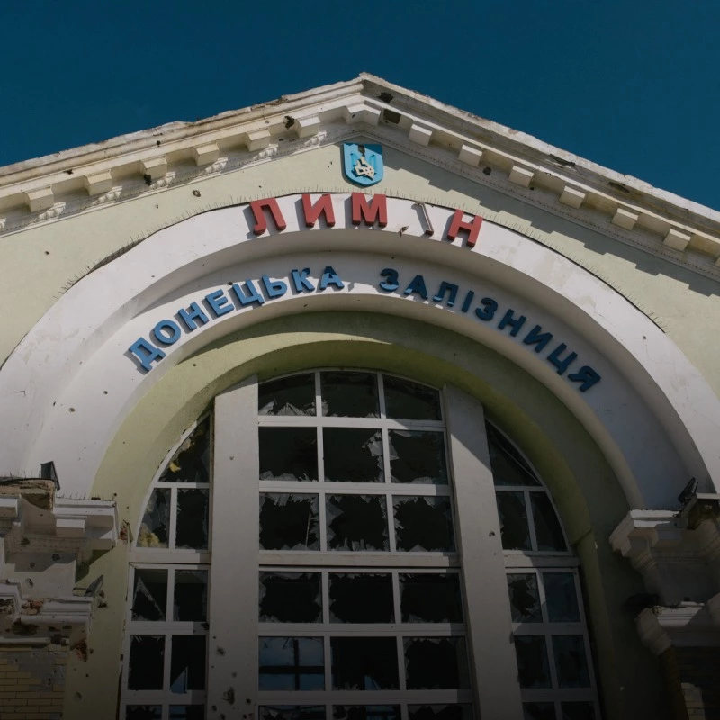 Рятувальники, волонтери і хрести: репортаж із деокупованого Лимана на Донеччині