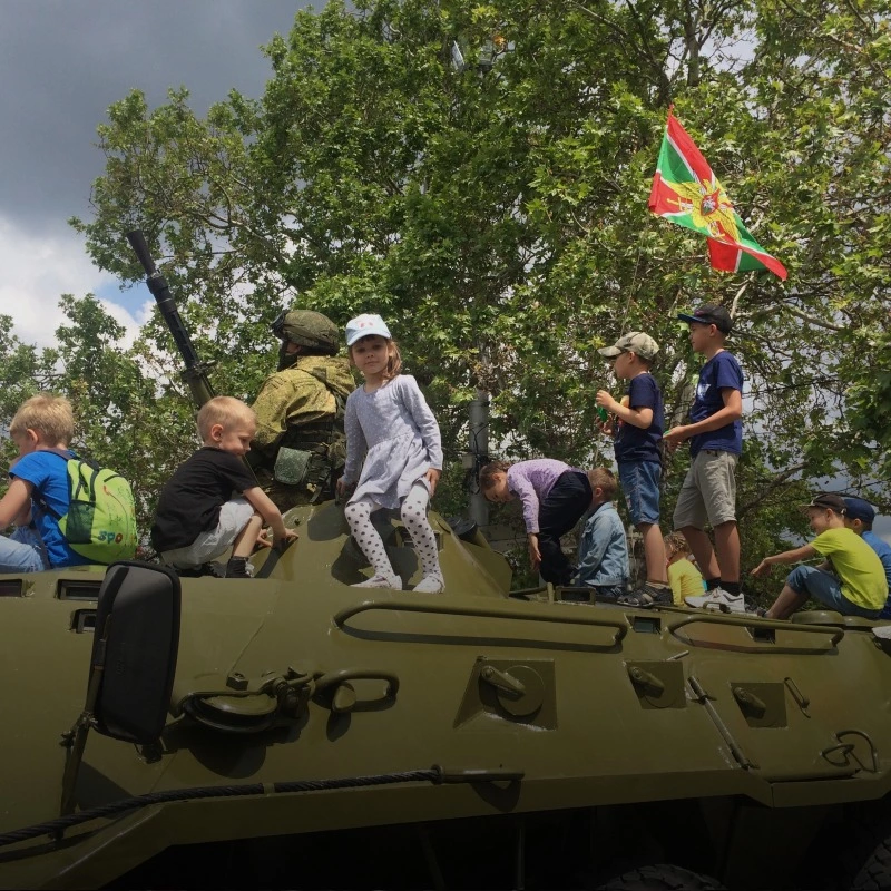 Росія систематично мілітаризує українських дітей у Криму. Чому це воєнний злочин і що з цим робити