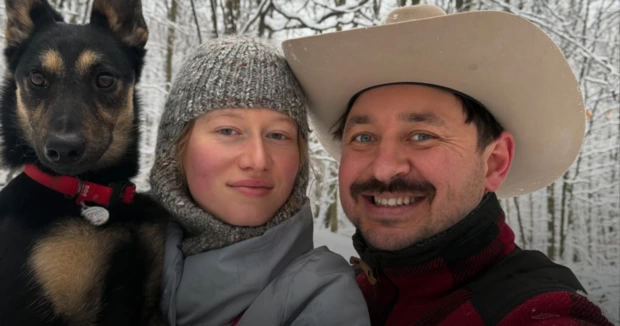 Це люди, які взяли дорослих собак із притулку
