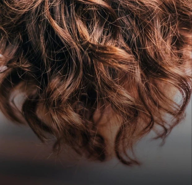 Догляд за вʼюнким волоссям: що таке кучерявий метод і як він працює — Здоров'я. The Village Україна