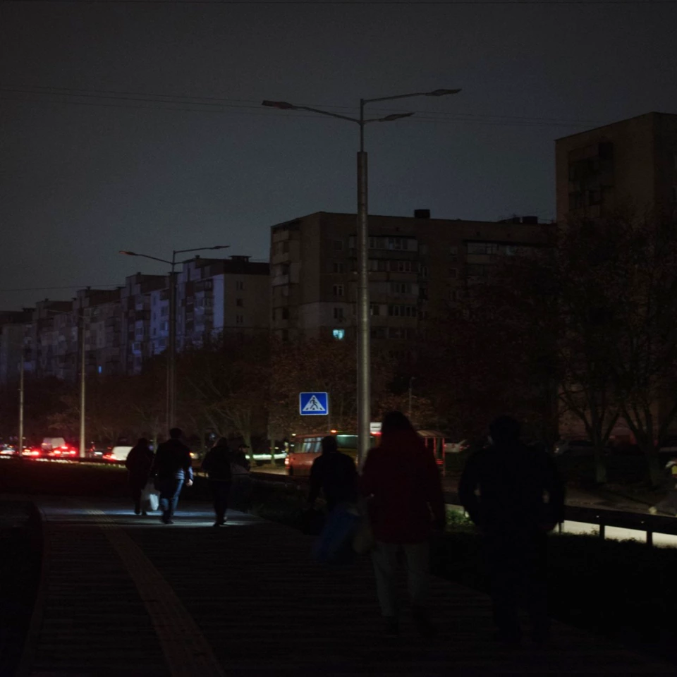 Пішоходи ввечері мають світитися, а водії? Як зробити дороги безпечними в умовах відключень світла