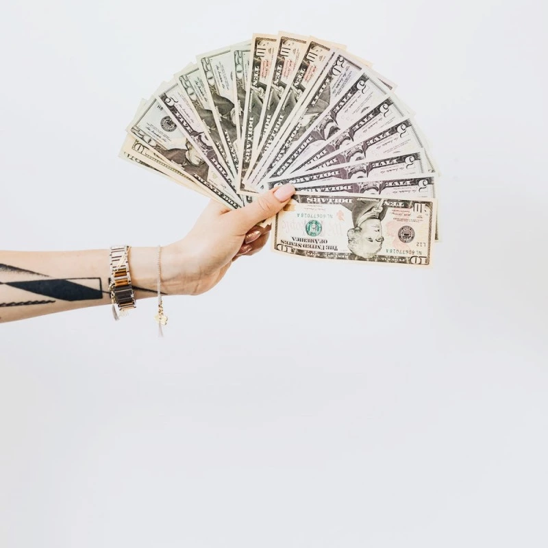 Офіційний курс долара підняли до 36,5 грн. Що відбувається? І що буде з курсом в обмінниках?