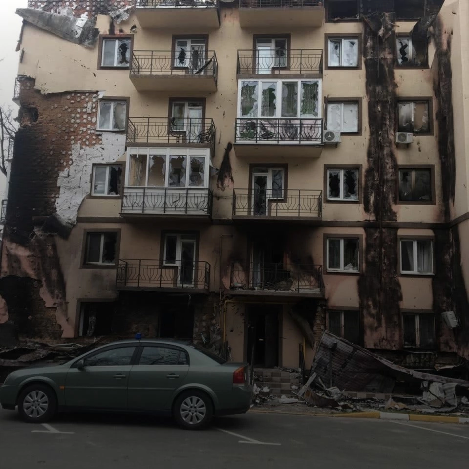 Встигнути до зими. Це люди з Ірпеня, які самостійно відбудовують свій ЖК