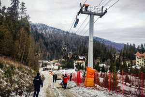 На горі Захар Беркут зупинився крісельний підіймач. На ньому застряли близько 80 туристів (доповнено)