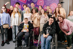 В Україні запускають безплатний курс із блогерства у TikTok для підлітків з інвалідністю