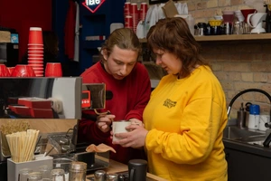 Незрячі баристи роблять капучино в київських кав'ярнях. Ми пішли до них на каву