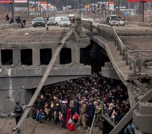 Люди ховаються під руїнами мосту в Ірпені