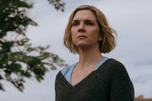 Творець «Пуститися берега» бореться з примарним щастям у серіалі «Плюрибус» на Apple TV+