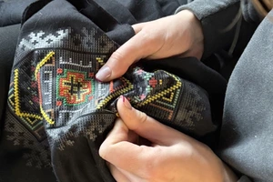 Це айтівці, які вишивають сорочку за рік