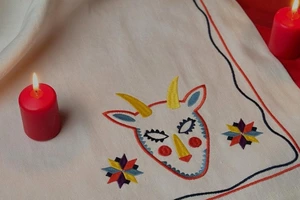 Декор до Різдва й Нового року: гірлянди на батарейках, ялинкові прикраси, дідухи й зірки