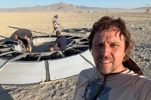 Як найбільшу бурю на Burning Man долали українські команди. Фото і відео з пустелі Блек-Рок