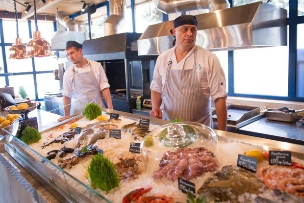 Ресторан грецької кухні Taverna на Русанівській набережній