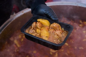 Перші 15 хвилин після вибуху: хто привозить гарячу їжу на місця влучань у Києві