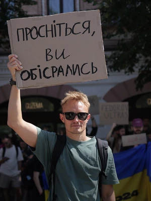 «Я бачу вас не цікавить війна»: фоторепортаж з мітингу проти відставки Михайла Федорова