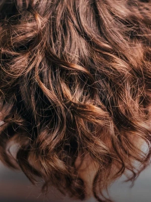 Догляд за вʼюнким волоссям: що таке кучерявий метод і як він працює