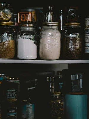 Що з продуктів варто мати вдома про запас та як їх зберігати без світла
