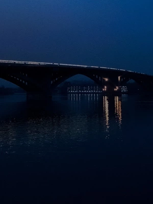 Перейти міст пішки або рятівна електричка: історії киян, які живуть і працюють на різних берегах