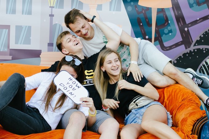 Вечірка у «Друзів»: як пройшов «Кураж Базар» у стилі серіалу Friends ...